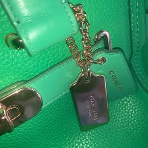 Beautiful bright kelly green Coach purse 🍏